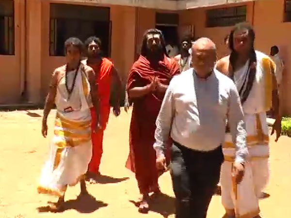 Non-bailable warrant against Nityananda disciple Shiva vallabhaneni. Non-bailable warrant against Nityananda disciple Shiva vallabhaneni.