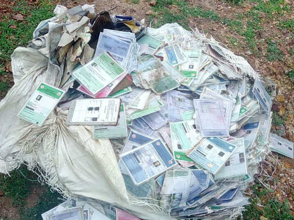 Thousands of ration cards were detected on the side of Shirur Highway. Thousands of ration cards were detected on the side of Shirur Highway.