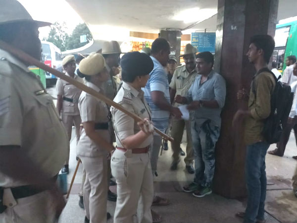 Women police in action majestic area, photos went viral Women police in action majestic area, photos went viral