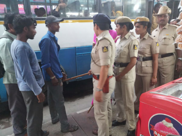 Women police in action majestic area, photos went viral Women police in action majestic area, photos went viral