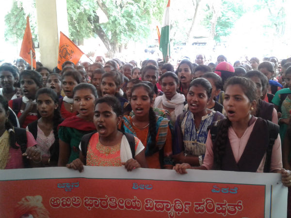 Students were protest in hiriyur on tuesday