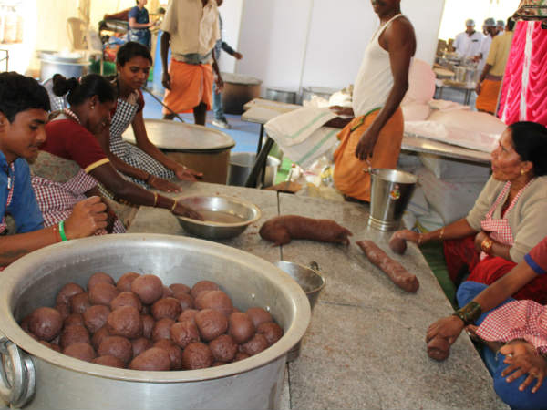 Unique Ragi Mudde eating computation in Mandya 