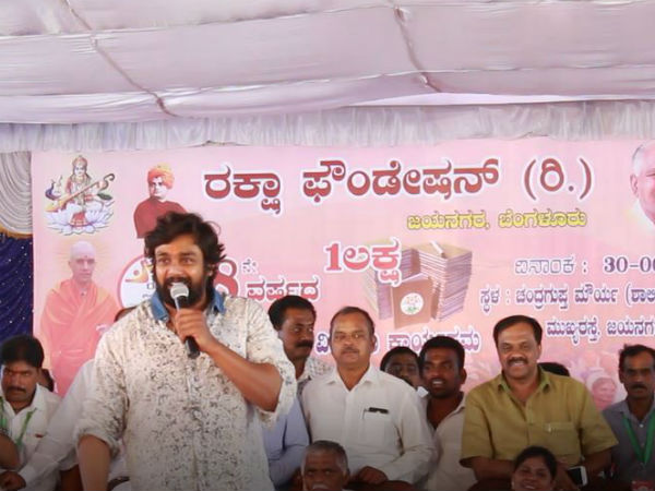 One lakh note books distributed by CK Ramamurthy led Raksha foundation