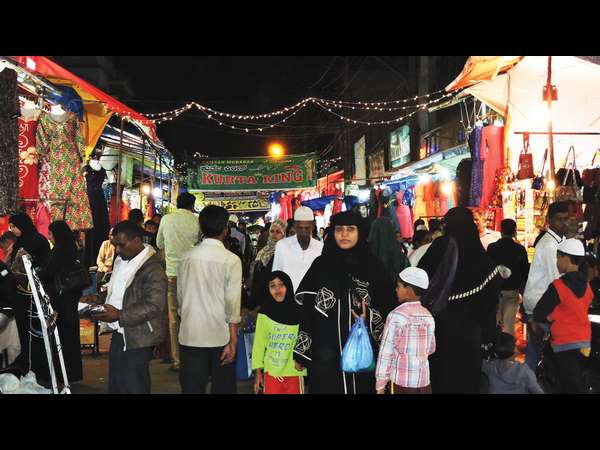 ತಲೆ ಎತ್ತಿ ನಿಂತಿವೆ ಮಳಿಗೆಗಳು ತಲೆ ಎತ್ತಿ ನಿಂತಿವೆ ಮಳಿಗೆಗಳು