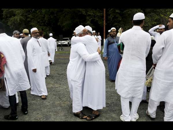  ಬಂಧು, ಮಿತ್ರರ ಮನೆಗಳಿಗೆ ತೆರಳುತ್ತಾರೆ 