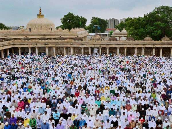 ಈದ್ಗಾ ಮೈದಾನಕ್ಕೆ ಬರುತ್ತದೊಂದು ಶವ ! ಈದ್ಗಾ ಮೈದಾನಕ್ಕೆ ಬರುತ್ತದೊಂದು ಶವ !