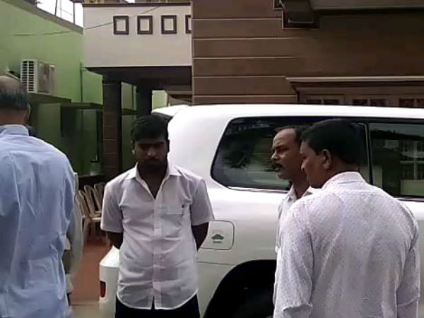 ಸನ್ಮಾನ ಮಾಡಲು ಬಂದಿದ್ದ ಬೆಂಬಲಿಗ