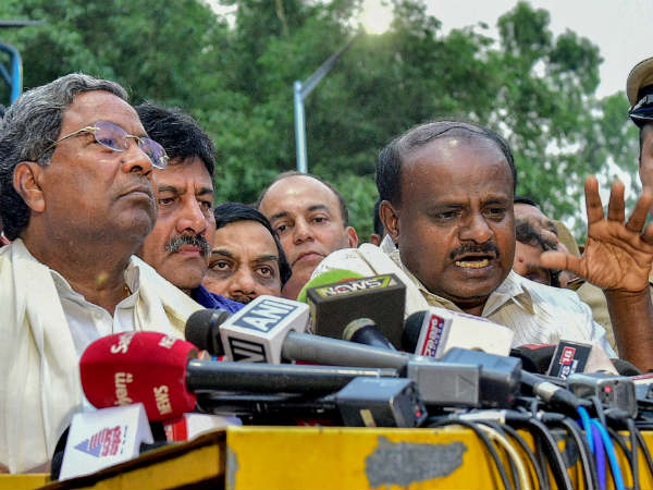 ಬಿಚ್ಚಿಕೊಳ್ಳುತ್ತದೆ ನೋಡಿ ಒಂದು ಇಂಟ್ರೆಸ್ಟಿಂಗ್ ಕಥೆ ಬಿಚ್ಚಿಕೊಳ್ಳುತ್ತದೆ ನೋಡಿ ಒಂದು ಇಂಟ್ರೆಸ್ಟಿಂಗ್ ಕಥೆ