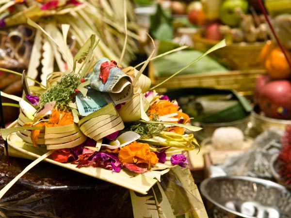 ಯಥಾಶಕ್ತಿ ದಕ್ಷಿಣೆ ಸಹಿತ ದಾನ ನೀಡಬೇಕು