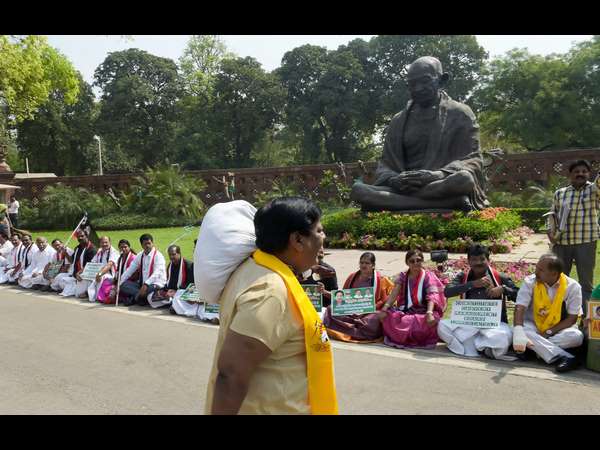 ಬಟ್ಟೆಯ ಮೂಟೆ ಹೊತ್ತ ಅಗಸ