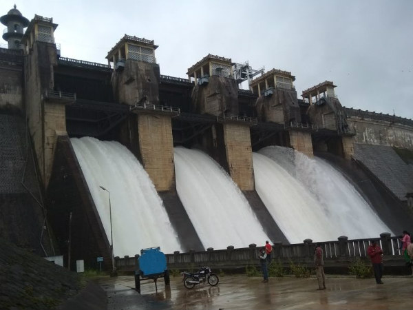 ಅರ್ಚಕರಿಂದ ಪೂಜೆ 