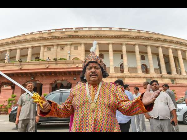 ರಾಜನ ವೇಷದಲ್ಲಿ