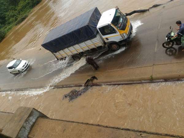 Dangerous drive on submerged Hosmata bridge