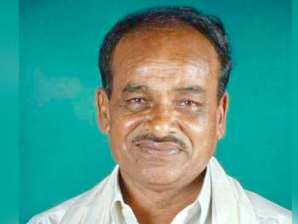 ಕುಮಾರಸ್ವಾಮಿ ಮೇಜಿನ ಮೇಲೆ