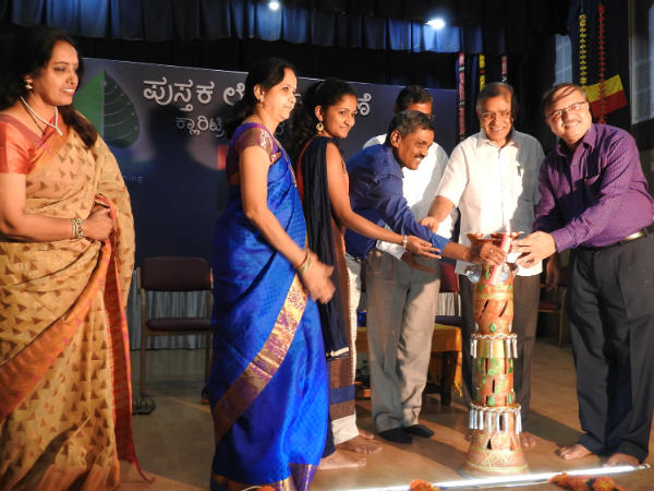 Dr.Honne Gowda releases Vrittipara Computer Saksharathe book