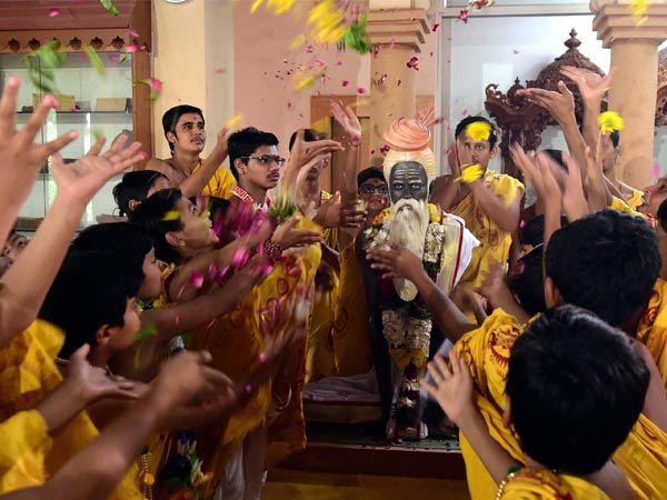 ಗುರುವಿಗೆ ಪುಷ್ಪನಮನ, ಅಭಿಷೇಕ