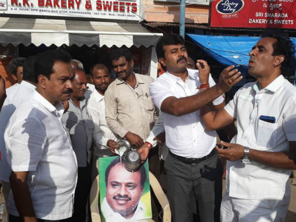 Milk Abhishekam for HD Kumaraswamy photo 