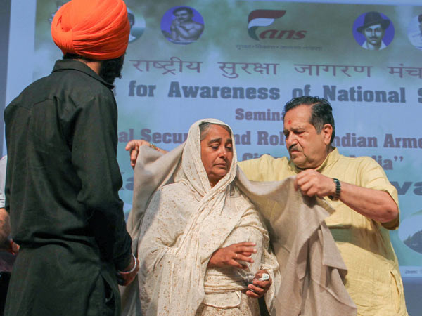 ಹುತಾತ್ಮ ಯೋಧರ ಕುಟುಂಬದವರಿಗೆ ಸನ್ಮಾನ