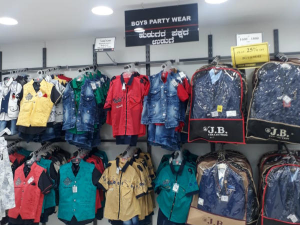 ಹುಡುಗರ ಪಕ್ಷದ ಉಡುಗೆ