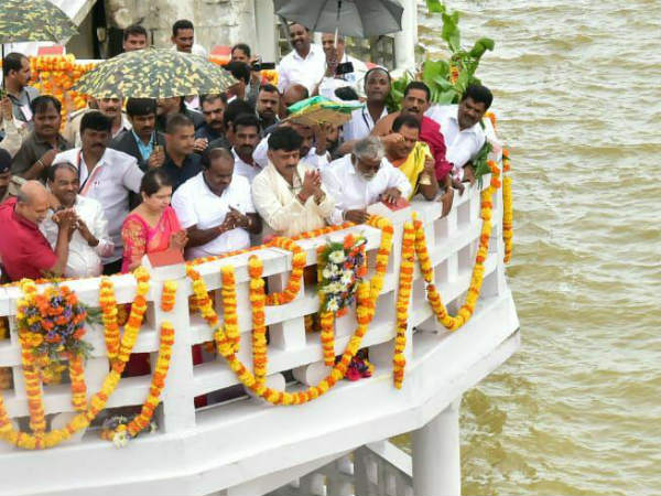 Kumaraswamy offers bagina to KRS reservoir Kumaraswamy offers bagina to KRS reservoir