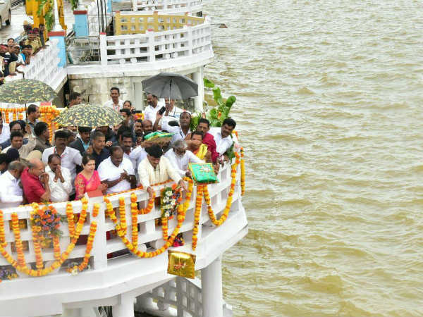 Kumaraswamy offers bagina to KRS reservoir Kumaraswamy offers bagina to KRS reservoir