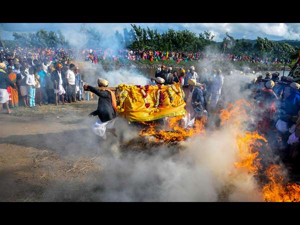 ಸುಗ್ಗಿಹಬ್ಬದಲ್ಲಿ ಕೆಂಡದ ಮೇಲೆ ದೇವರ ಪಲ್ಲಕ್ಕಿ ಓಟ 