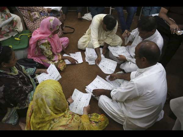  ಕರಾಚಿಯಲ್ಲಿ ಮತ ಎಣಿಕೆ ಮಾಡುತ್ತಿರುವ ಚುನಾವಣಾ ಅಧಿಕಾರಿಗಳು