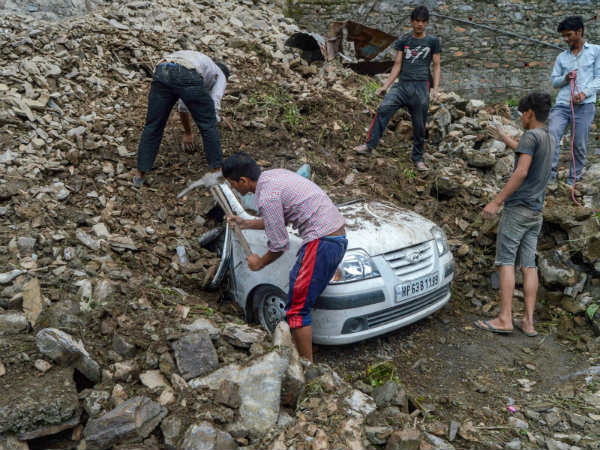 ಶಿಮ್ಲಾದಲ್ಲಿ ಗುಡ್ಡ ಕುಸಿತ, ಕಾರುಗಳು ಜಖಂ 