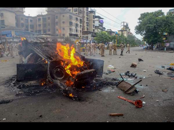  ಮಹಾರಾಷ್ಟ್ರ ಬಂದ್‌: ವಾಹನಗಳಿಗೆ ಬೆಂಕಿ