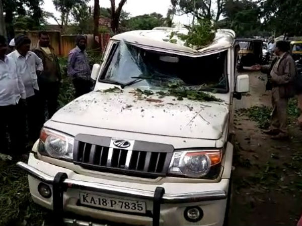 ಜೀಪ್ ಮೇಲೆ ಬಿದ್ದ ಮರ