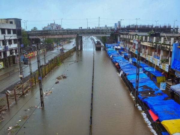 ರೈಲು ಹಳಿಯ ಮೇಲೆ ತುಂಬಿದ ನೀರು, ಸಂಚಾರ ಸ್ಥಗಿತ 