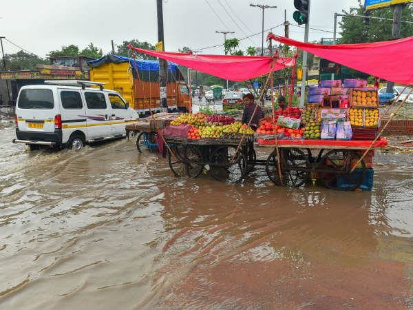 ಮಳೆ ಎಂದು ಹೋಗೋಕಾಗುತ್ತಾ, ಹೊಟ್ಟೆ ಪಾಡು ಸ್ವಾಮಿ 