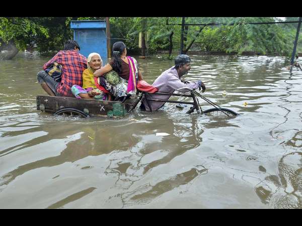 ಅಜ್ಜಿ ಹೆದರಬೇಡಿ, ಸುರಕ್ಷಿತವಾಗಿ ಮನೆಗೆ ತಲುಪಿಸ್ತೀನಿ 