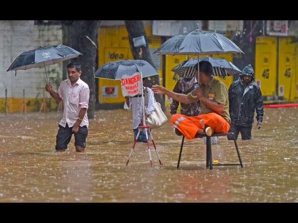 ಭಾರಿ ಮಳೆಗೆ ತುಂಬಿದ ಒಳಚರಂಡಿ, ರಸ್ತೆ ತುಂಬಾ ನೀರು 