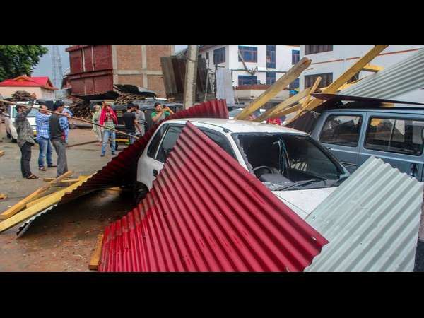 ಶ್ರೀನಗರದಲ್ಲಿ ಗಾಳಿ, ಮಳೆಗೆ ಕಾರುಗಳು ಜಖಂ 