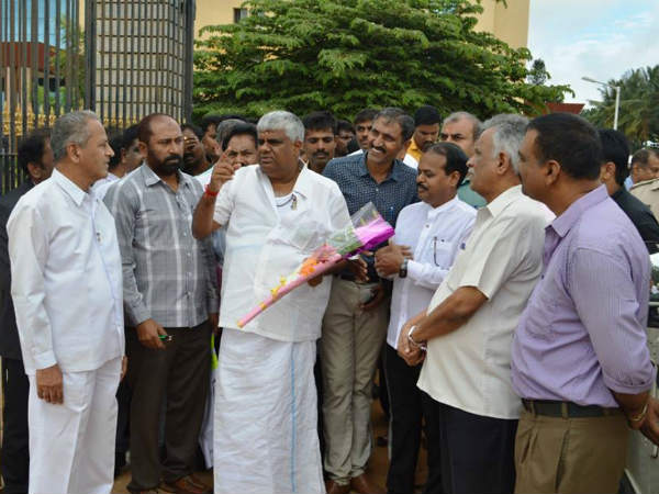 ಪೂಜೆ ಸರಿಯಾಗಲಿಲ್ಲವೆಂದು ಪುರೋಹಿತರಿಗೆ ವಾಸ್ತುಪಾಠ ಪೂಜೆ ಸರಿಯಾಗಲಿಲ್ಲವೆಂದು ಪುರೋಹಿತರಿಗೆ ವಾಸ್ತುಪಾಠ