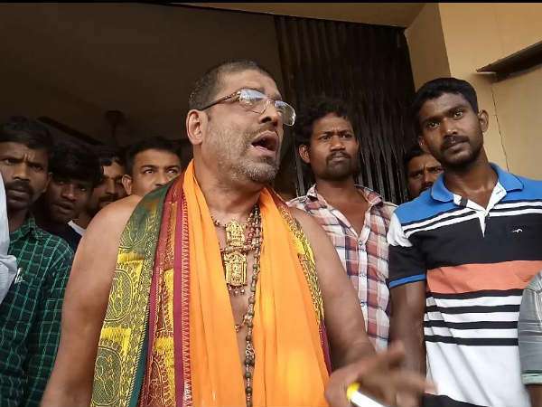 ಮಠದ ಪಟ್ಟದದೇವರು ಅದಮಾರು ಮಠದ ಕಿರಿಯ ಶ್ರೀಗಳ ಬಳಿ 