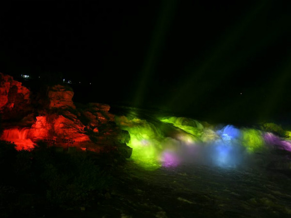 ಹರಿದುಬಂದ ಜನಸಾಗರ ಹರಿದುಬಂದ ಜನಸಾಗರ