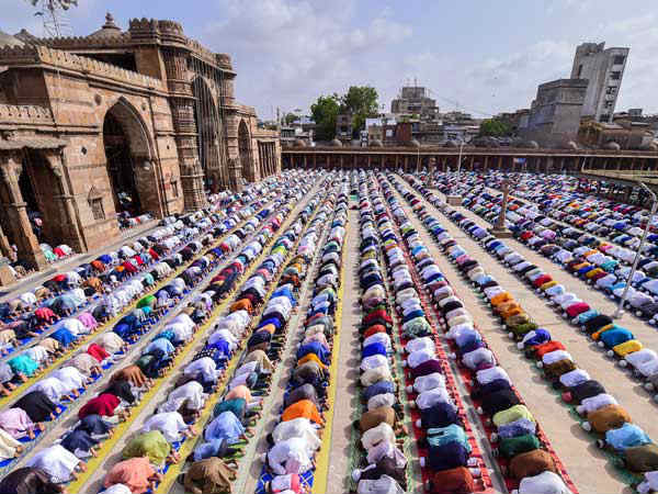 ಮಸೀದಿಗಳಲ್ಲಿ ಜನಜಂಗುಳಿ ಮಸೀದಿಗಳಲ್ಲಿ ಜನಜಂಗುಳಿ