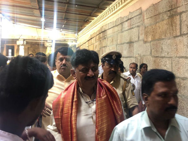 Politicians are getting the Chamundeshwari darshan in Mysuru