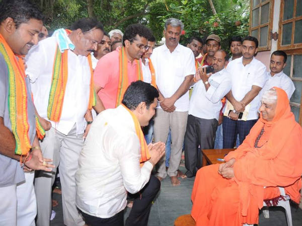 Politicians are getting the Chamundeshwari darshan in Mysuru