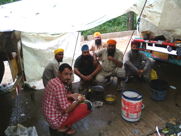 ರಸ್ತೆಯಲ್ಲಿಯೇ ಊಟ, ನಿದ್ದೆ ರಸ್ತೆಯಲ್ಲಿಯೇ ಊಟ, ನಿದ್ದೆ