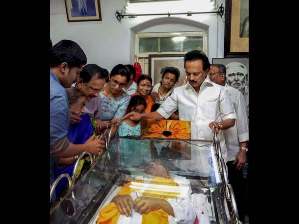 ಈಗ ಇಬ್ಬರೂ ಮರೀನಾ ಬೀಚ್‌ನ ಮಣ್ಣಿನಲ್ಲಿ