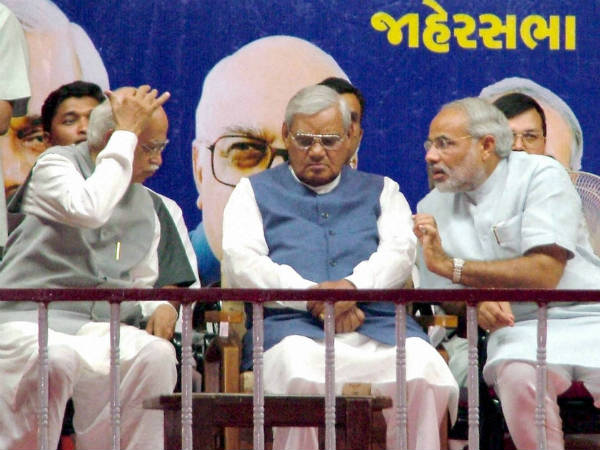 ಮೂರು ದಿಗ್ಗಜರು ಒಂದು ವೇದಿಕೆಯಲ್ಲಿ ಮೂರು ದಿಗ್ಗಜರು ಒಂದು ವೇದಿಕೆಯಲ್ಲಿ