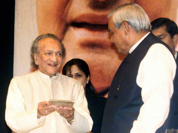 ಸಿತಾರ್ ಮಾಂತ್ರಿಕ ರವಿಶಂಕರ್ ಅವರೊಂದಿಗೆ ಸಿತಾರ್ ಮಾಂತ್ರಿಕ ರವಿಶಂಕರ್ ಅವರೊಂದಿಗೆ