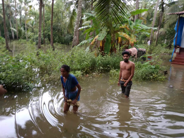 Minister Dr.Jayamala today visited flood affected areas
