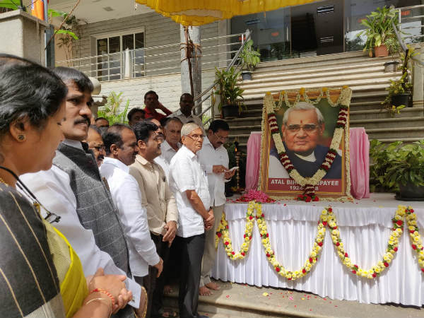 BJP leaders in Bengaluru pay last respect to Vajpayee