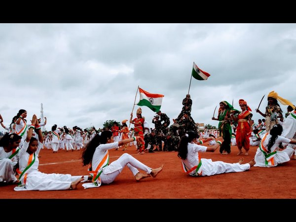 ಬಾಗಲಕೋಟೆಯಲ್ಲಿ ಶಾಲಾ ಮಕ್ಕಳಿಂದ ಆಕರ್ಷಕ ಪಥಸಂಚಲನ ಬಾಗಲಕೋಟೆಯಲ್ಲಿ ಶಾಲಾ ಮಕ್ಕಳಿಂದ ಆಕರ್ಷಕ ಪಥಸಂಚಲನ