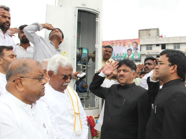 ಬಳ್ಳಾರಿಯಲ್ಲಿ 1000 ಮೀ. ಉದ್ದದ ರಾಷ್ಟ್ರಧ್ವಜ ಪ್ರದರ್ಶನಕ್ಕೆ ಚಾಲನೆ ಬಳ್ಳಾರಿಯಲ್ಲಿ 1000 ಮೀ. ಉದ್ದದ ರಾಷ್ಟ್ರಧ್ವಜ ಪ್ರದರ್ಶನಕ್ಕೆ ಚಾಲನೆ