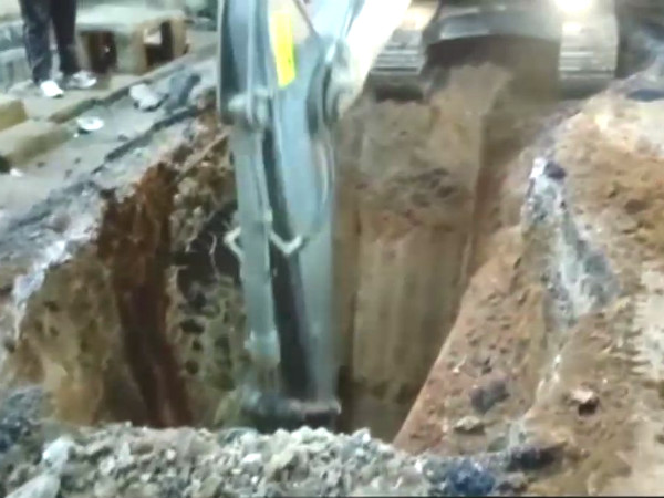 Bihar: 3 year old girl fell into 110 feet borewell, Rescue operations underway Bihar: 3 year old girl fell into 110 feet borewell, Rescue operations underway